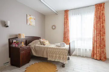 chambre avec lit simple, mobilier en bois et tapis, maison de retraite les adrets à Clichy