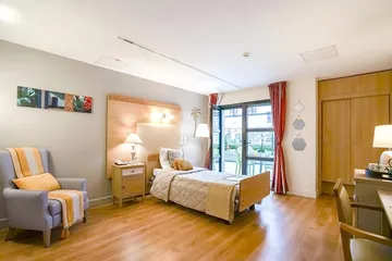 Grande chambre sobre en bois qualité, maison de retraite à Garches, Résidence de l'Empereur