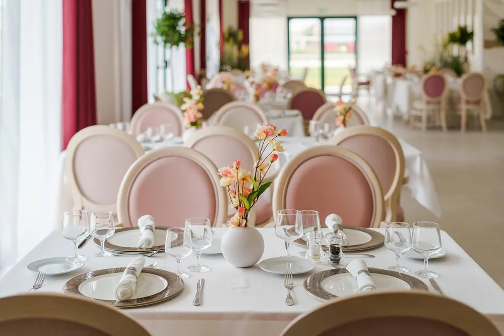 Plan table restaurant grand et lumineux carrée dressée thème rose poudre et blanc, luxe hotel