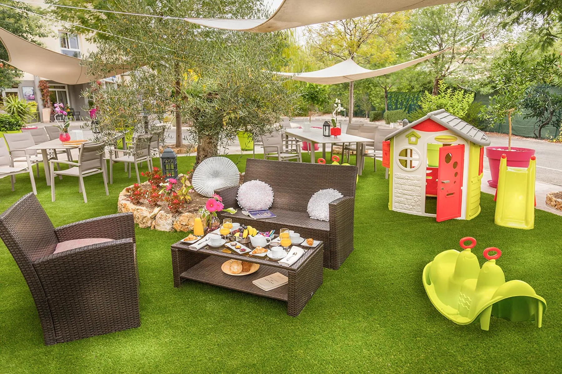 Jardin aire de jeux Les Jasmins de Cabrol à Pegomas pour enfants et bache anti uv
