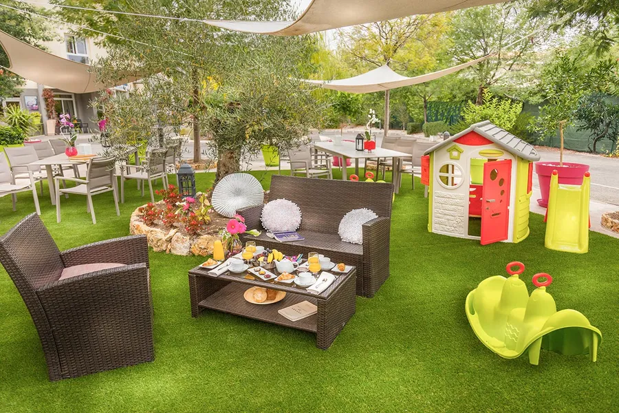 Jardin aire de jeux Les Jasmins de Cabrol à Pegomas pour enfants et bache anti uv