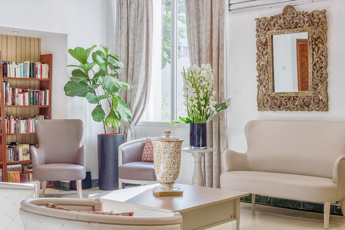 Salon lumineux avec mobiliers beiges et décorations à la maison de retraite les marines