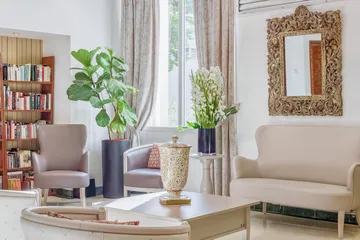 Salon lumineux avec mobiliers beiges et décorations à la maison de retraite les marines