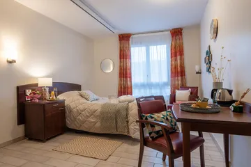 Chambre confortable aménagée avec lit simple, meubles en bois, Résidence Les Adrets