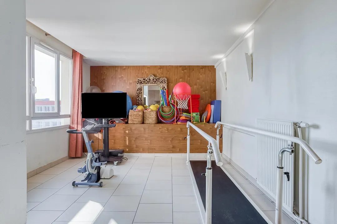 Salle de rééducation lumineuse et équipée pour seniors, ehpad les marines