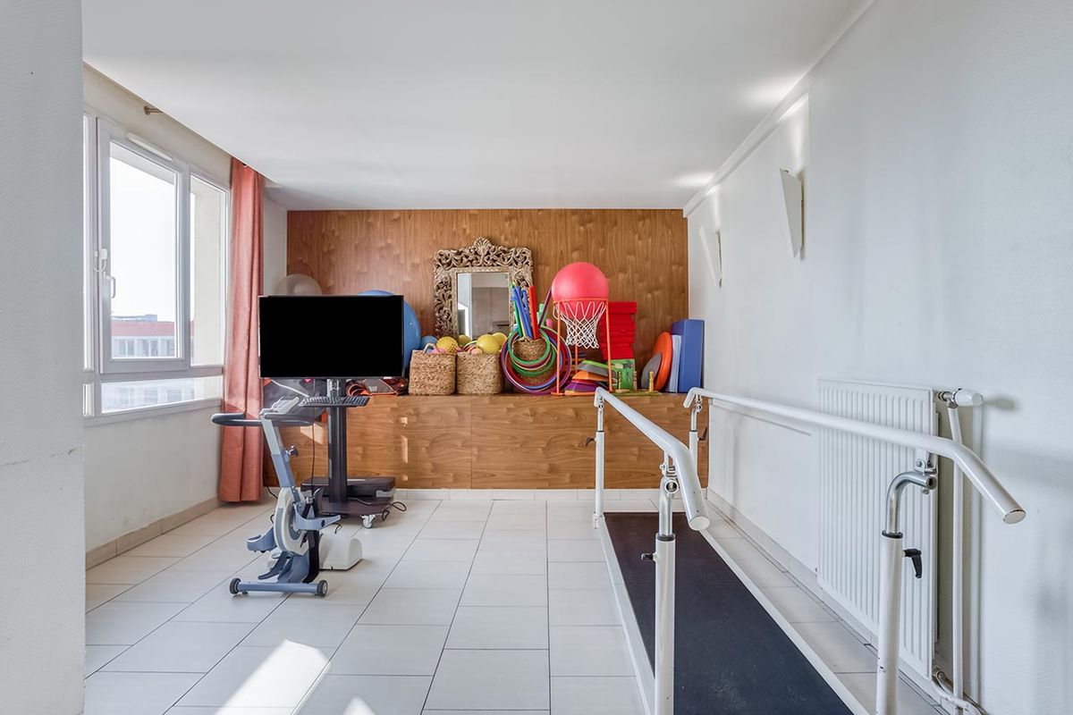 Salle de rééducation lumineuse et équipée pour seniors, ehpad les marines