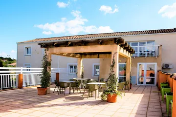 Terrasse ensoleillée avec pergola de la résidence médicalisée La Maison Ensoleillée à Abeilhan