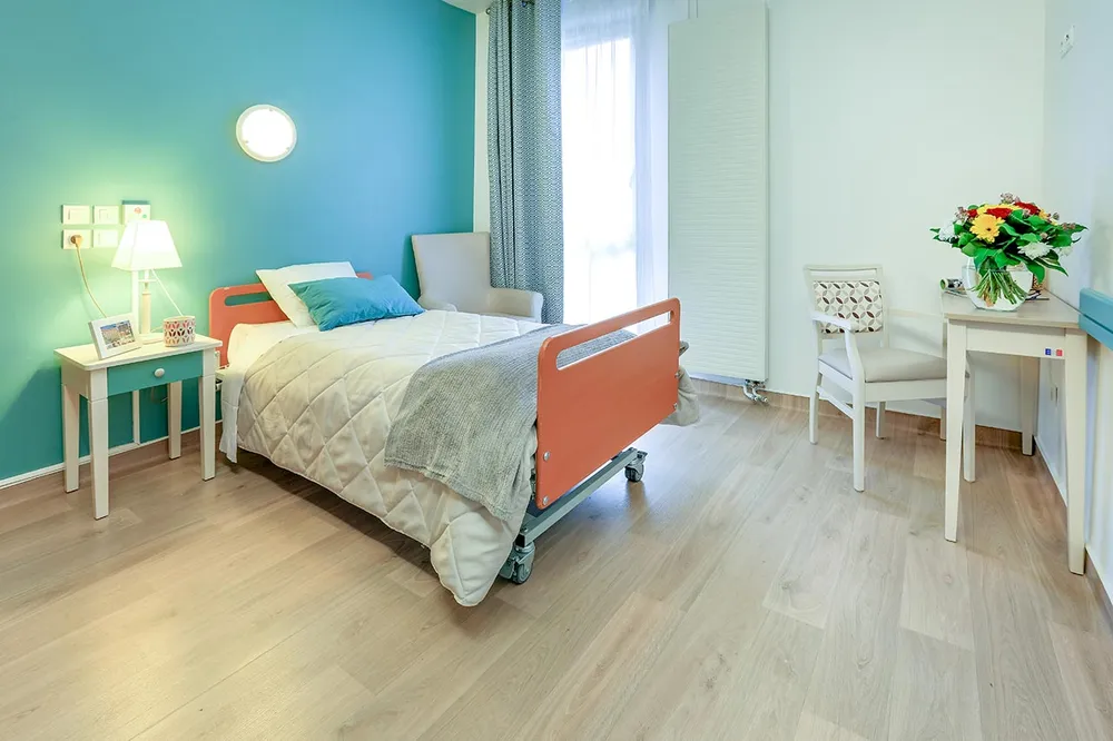 Chambre bleu turquoise et bois en maison de retraite à Esches, Résidence Les Jardins Médicis