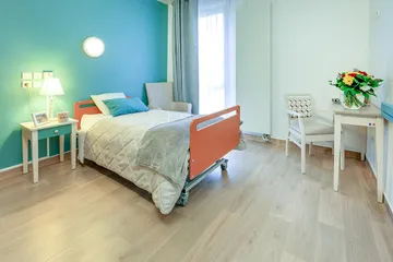 Chambre bleu turquoise et bois en maison de retraite à Esches, Résidence Les Jardins Médicis