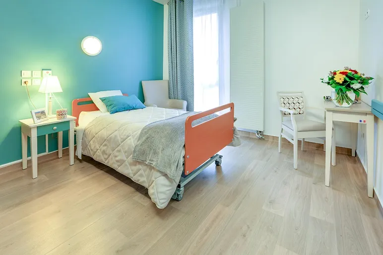 Chambre bleu turquoise et bois en maison de retraite à Esches, Résidence Les Jardins Médicis