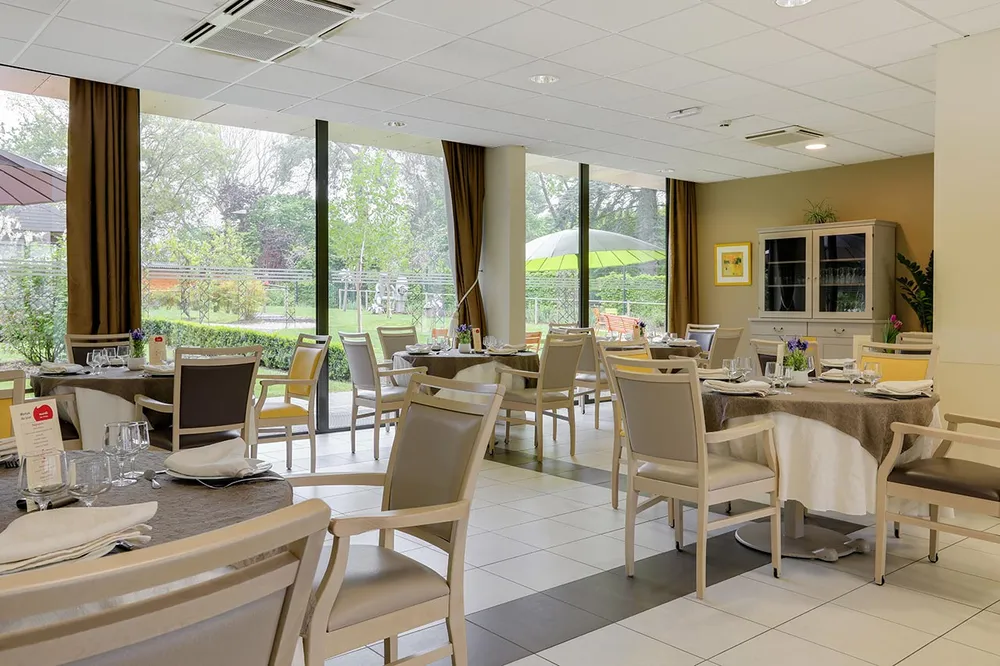 salle de restauration lumineuse baie vitrée avec vue jardin en ehpad à Crouy-en-Thelle, Résidence Les Cèdres
