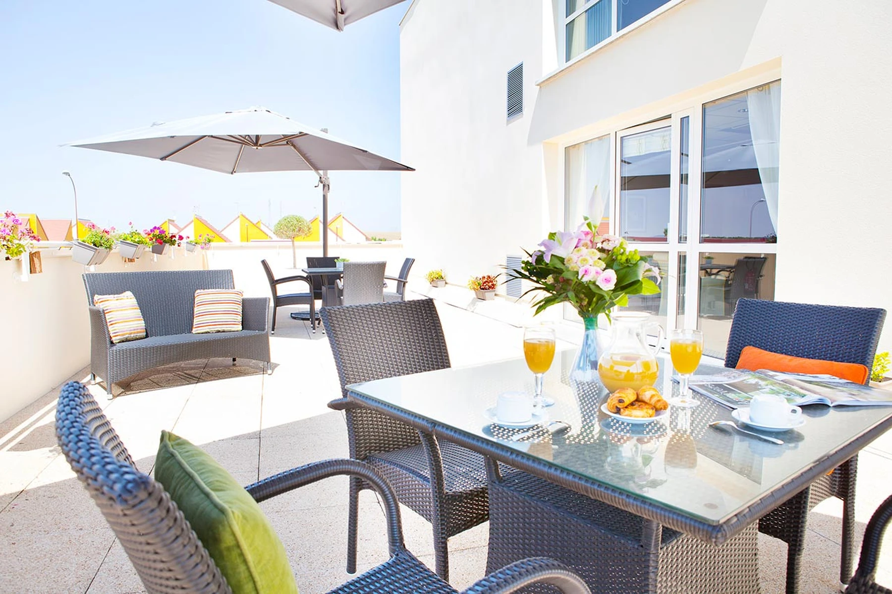 Patio terasse balcon soleil avec vue sur nature, salon jardin terasse avec parasol maison retraite Les Jardins de Creney