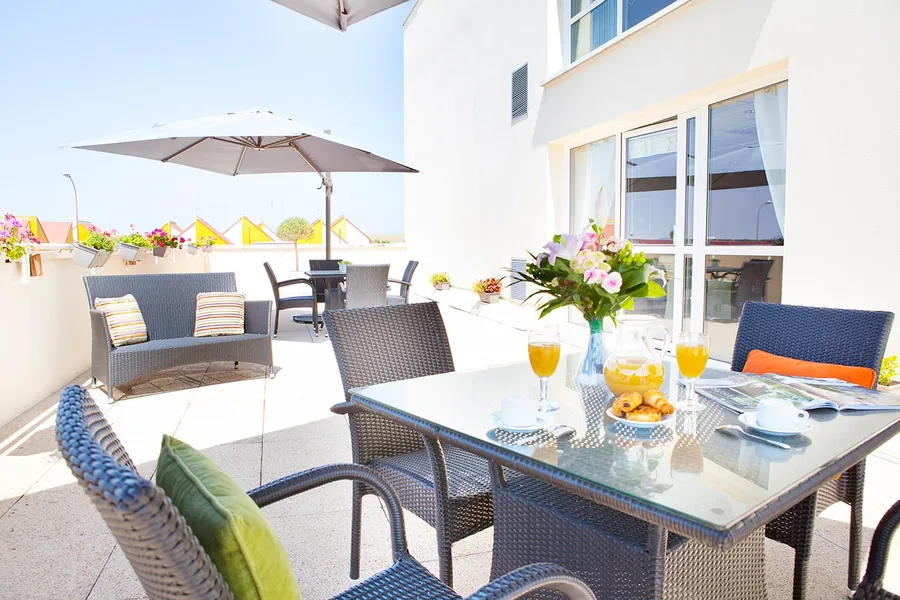 Patio terasse balcon soleil avec vue sur nature, salon jardin terasse avec parasol maison retraite Les Jardins de Creney