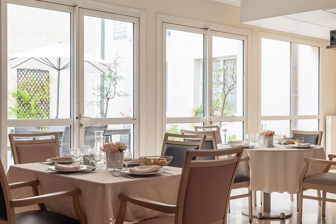 Restaurant lumineux avec tables dressé à l'ehpad les adrets à clichy