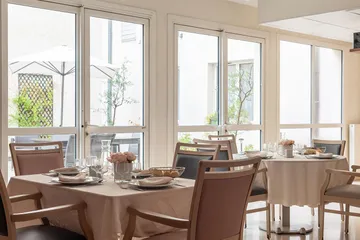 Restaurant lumineux avec tables dressé à l'ehpad les adrets à clichy