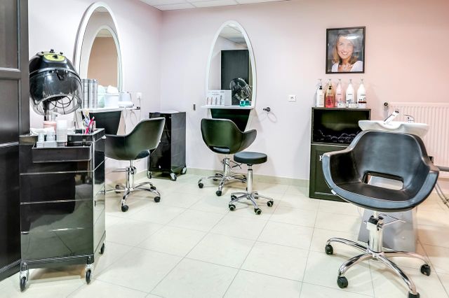 salon de coiffure maison de retraite Médicis à Sartrouville grand mirroir et mur rose bonbon