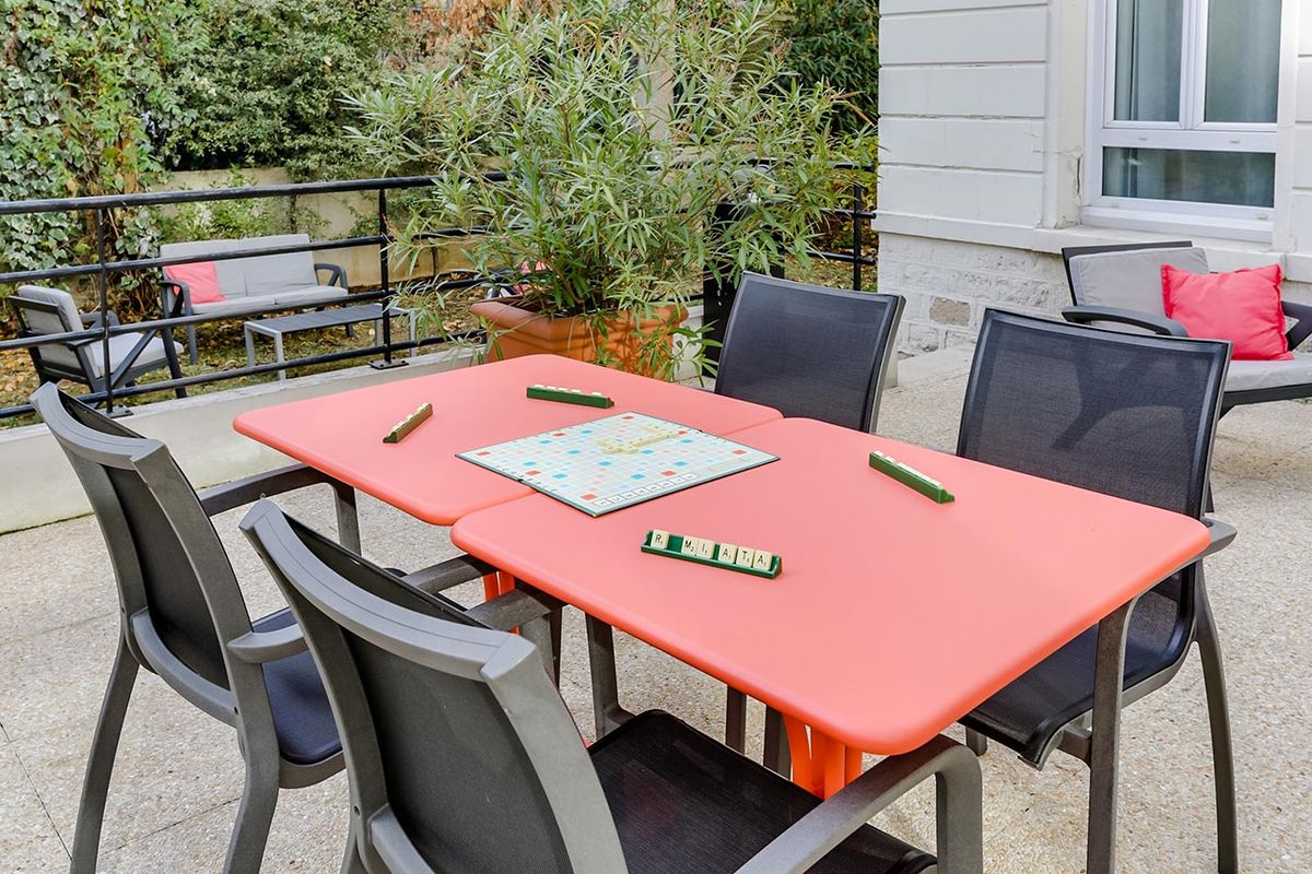 Activité jeu de société en plein air au Cap, Résidence médicalisée à Bois Colombes