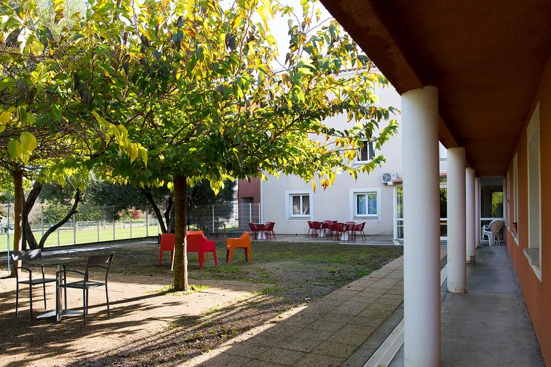 Espace extérieur arboré et convivial de l’EHPAD La Maison Ensoleillée à Abeilhan