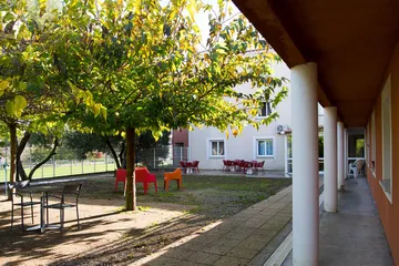 Espace extérieur arboré et convivial de l’EHPAD La Maison Ensoleillée à Abeilhan