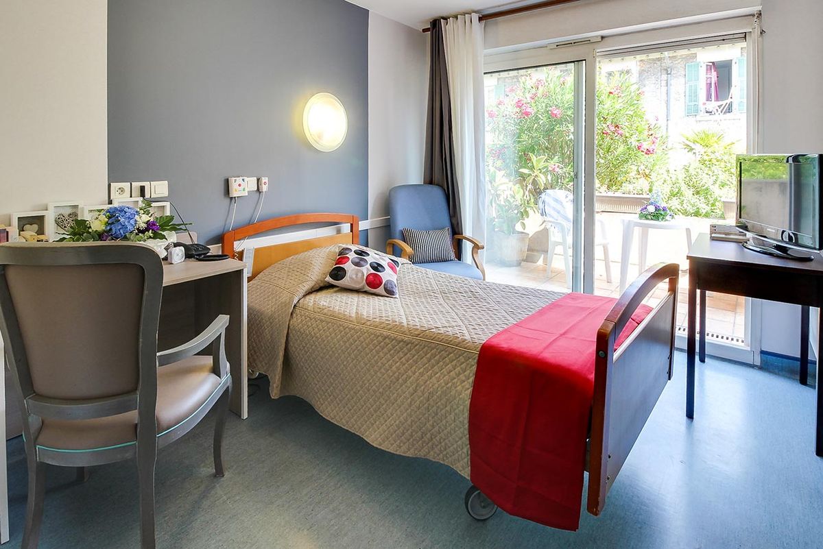 chambre aménagé avec mobilier et balcon, maison de retraite bleu soleil nice