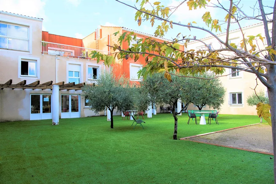 Jardin verdoyant de la résidence médicalisée La Maison Ensoleillée à Abeilhan