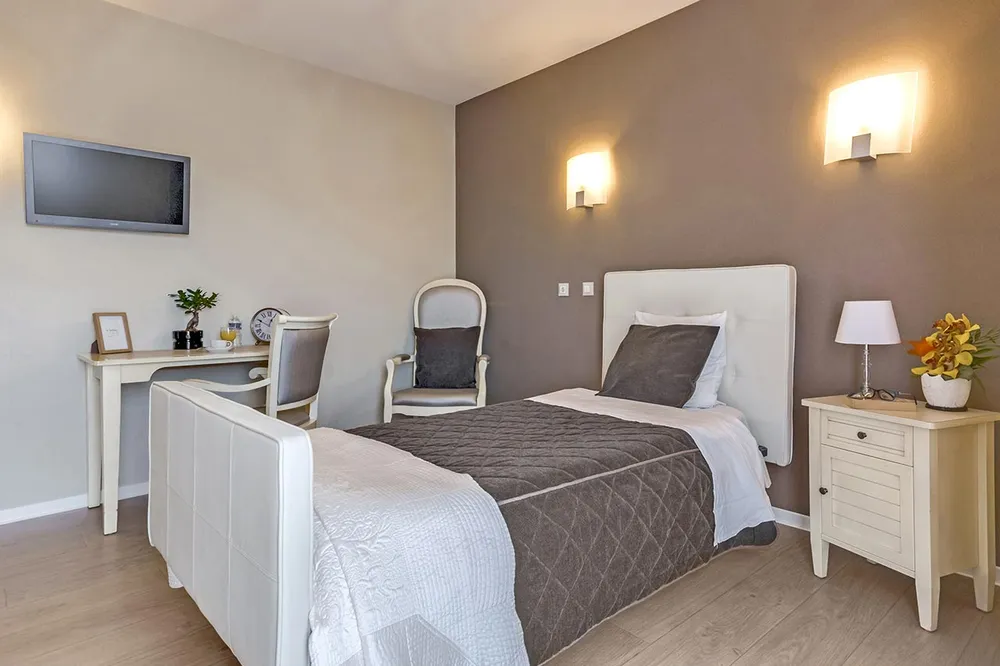 Chambre thème blanc et gris chaleureuse premium ehpad à Marseille, Résidence Les Jonquilles