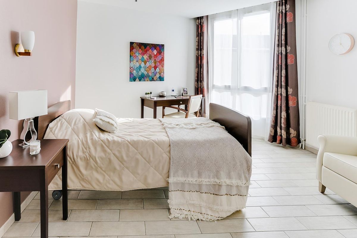 chambre avec lit double, fenetre, table de nuit, résidence le cap à bois colombes