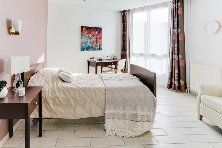 chambre avec lit double, fenetre, table de nuit, résidence le cap à bois colombes