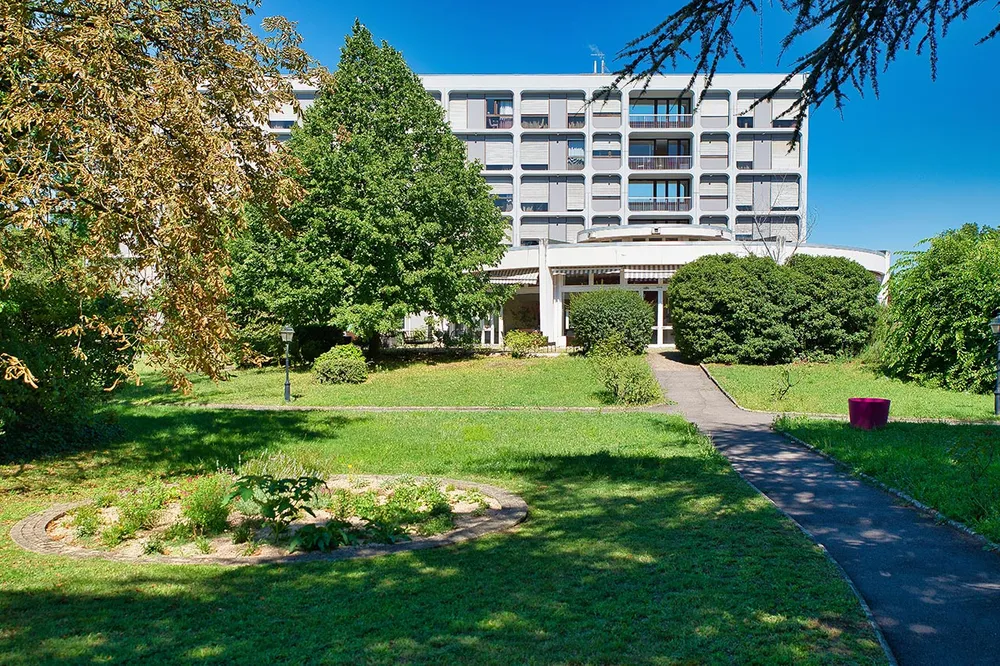 Jardin verdoyant cour arrière ehpad avec arbres à Lyon, Résidence de la Rotonde