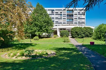 Jardin verdoyant cour arrière ehpad avec arbres à Lyon, Résidence de la Rotonde