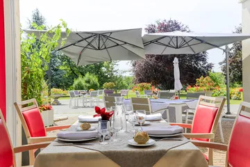 Table à manger avec fautueils rouges vue sur jardin en maison de retraite à Precy l'Oise,  Résidence Des Lys