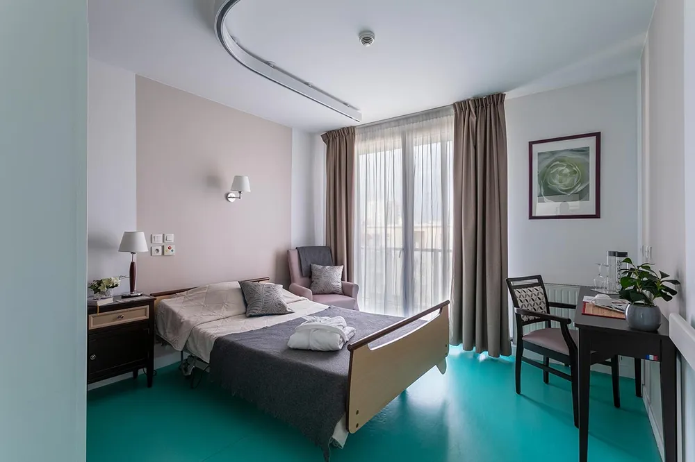 chambre avec lit double et sol bleu, maison de retraite Médicis Asnières
