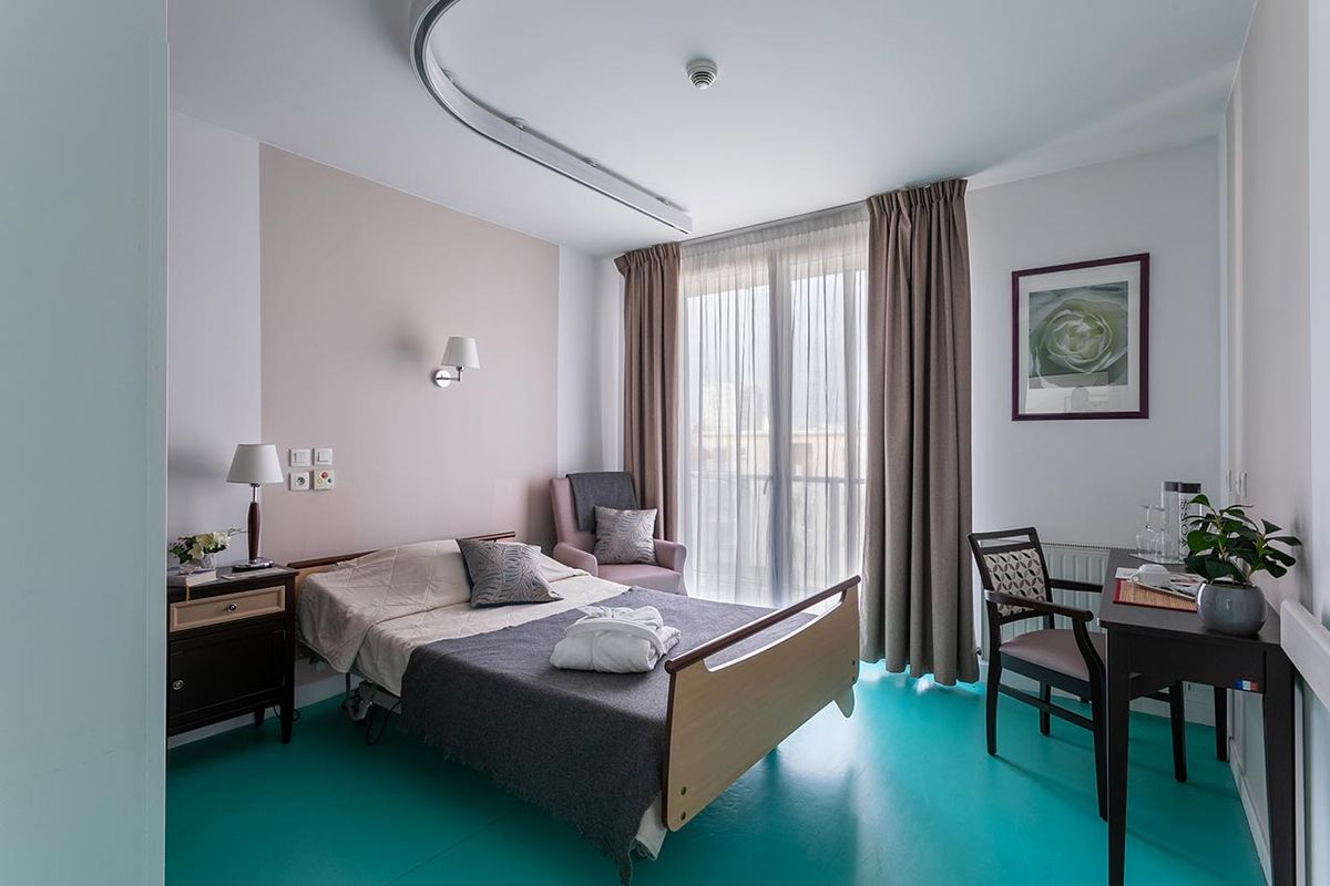 chambre avec lit double et sol bleu, maison de retraite Médicis Asnières