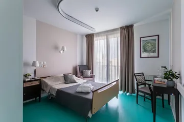 chambre avec lit double et sol bleu, maison de retraite Médicis Asnières