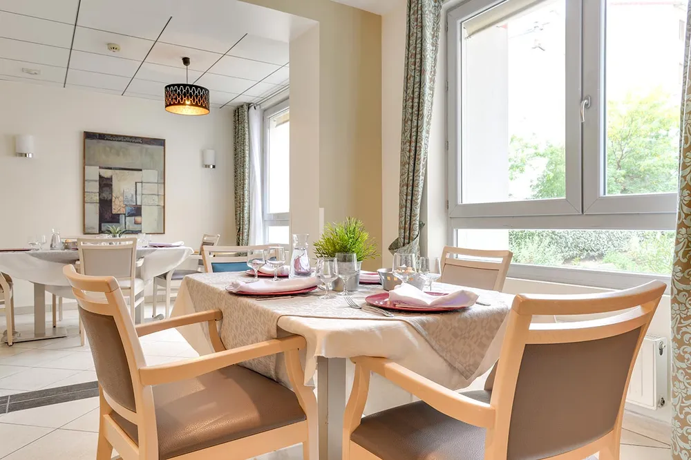 Espace repas convivial et lumineux dans la résidence Rabelais à Asnières