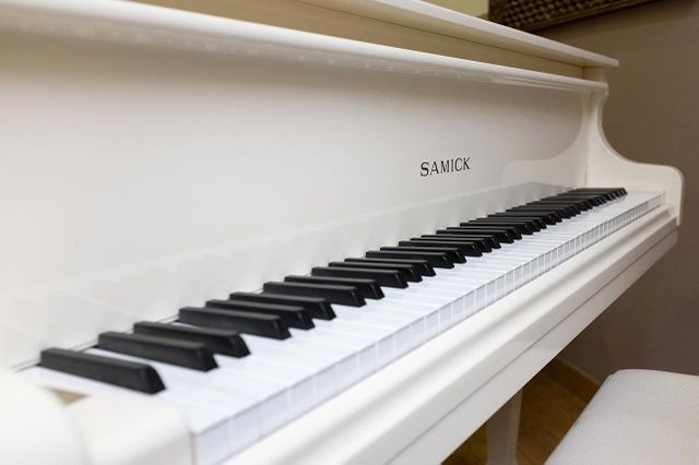 Piano blanc samick bois, maison de retraite Résidence du Palais à Marseille