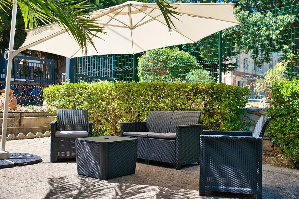 Salon de jardin avec parasol, buisson nature, maison de retraite à Marseille, Saint-Georges