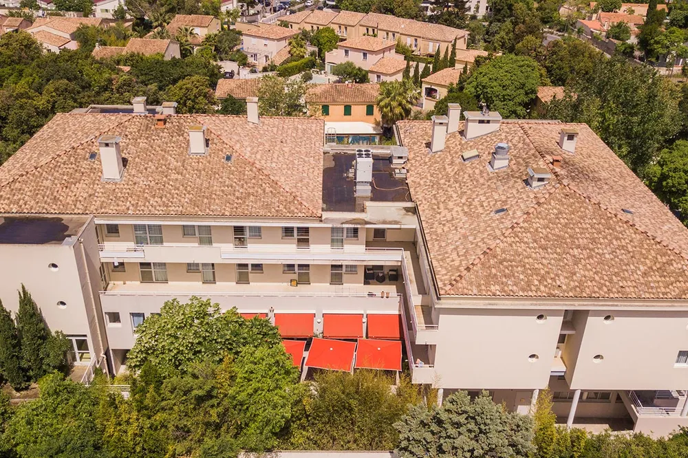 Vue de drone de la villa maison de retraite à Marseille, Résidence Mazargues