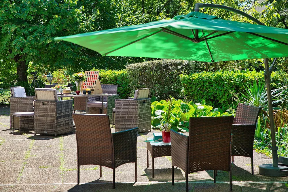 Salons de jardin avec parasol en terrasse vue sur forêt ehpad à Lyon, Résidence de la Rotonde