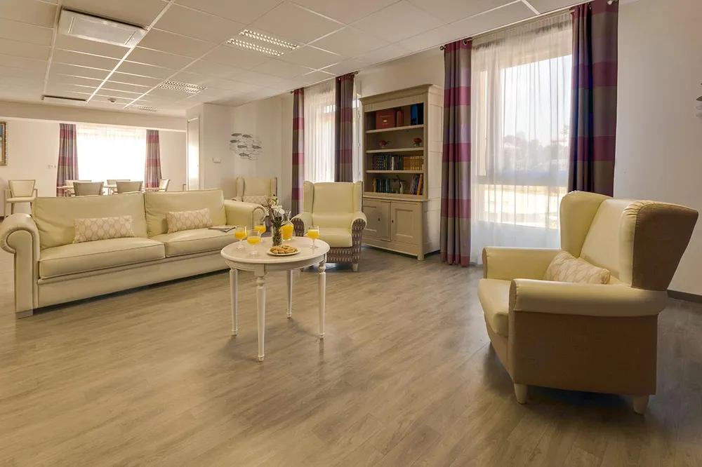 Salon beige et vintage avec fauteil cuir en ehpad à Marseille, Résidence Val de Regny