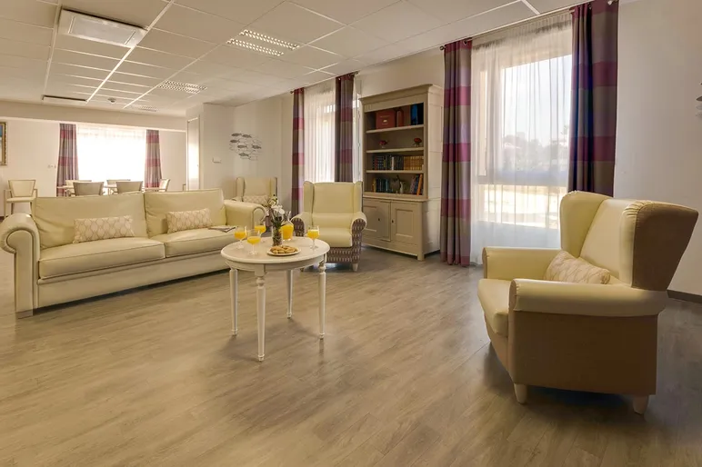 Salon beige et vintage avec fauteil cuir en ehpad à Marseille, Résidence Val de Regny