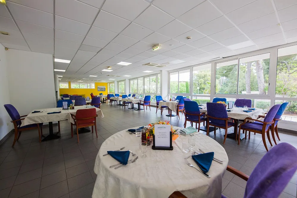 Salle à manger commune blanc et chaises violettes en maison de retraite à Marseille, Résidence Mazargues