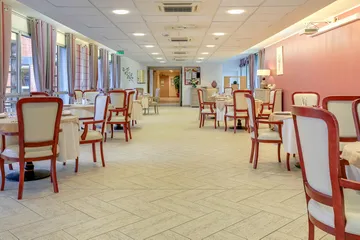 Salle de restauration lumineuse avec tables rondes en ehpad à Esches, Résidence Les Jardins Médicis