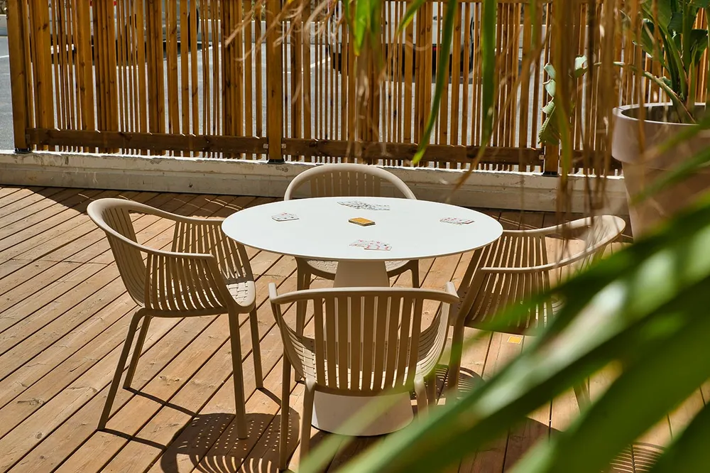 Table de jeux avec chaises en bois sur deck en jardin àen maison de retraite à Marseille, Résidence Sainte-Marthe