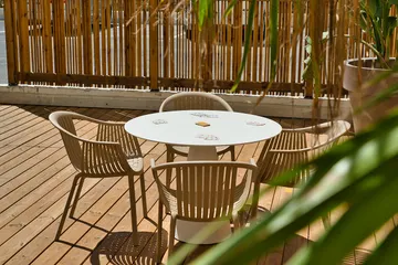 Table de jeux avec chaises en bois sur deck en jardin àen maison de retraite à Marseille, Résidence Sainte-Marthe