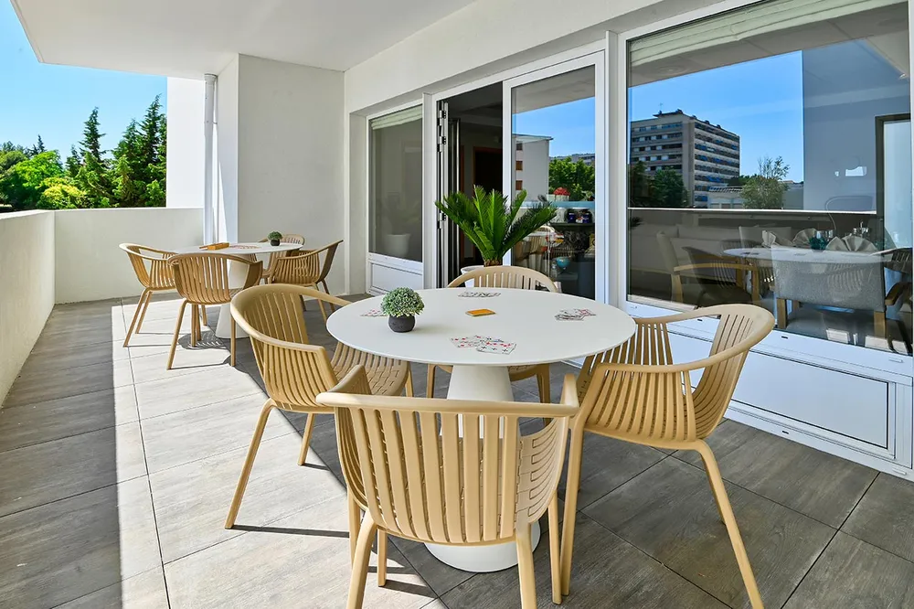 terrasse te balcon avec salon de jardin vue sur Marseille en ehpad, Résidence Sainte-Marthe