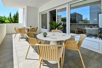 terrasse te balcon avec salon de jardin vue sur Marseille en ehpad, Résidence Sainte-Marthe