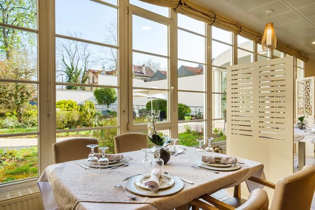 Salle de restaurant table vue jardin cour intérieure mood beige décoration naturel Les Jardins d'Epinay