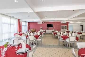 Salle de restaurant avec télévision, ehpad à gennevilliers
