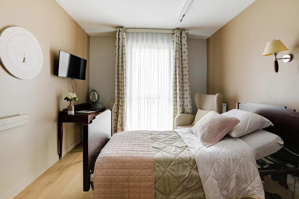 Chambre cocoonning en maison de retraite style hotel à Crouy-en-Thelle, Résidence Les Cèdres